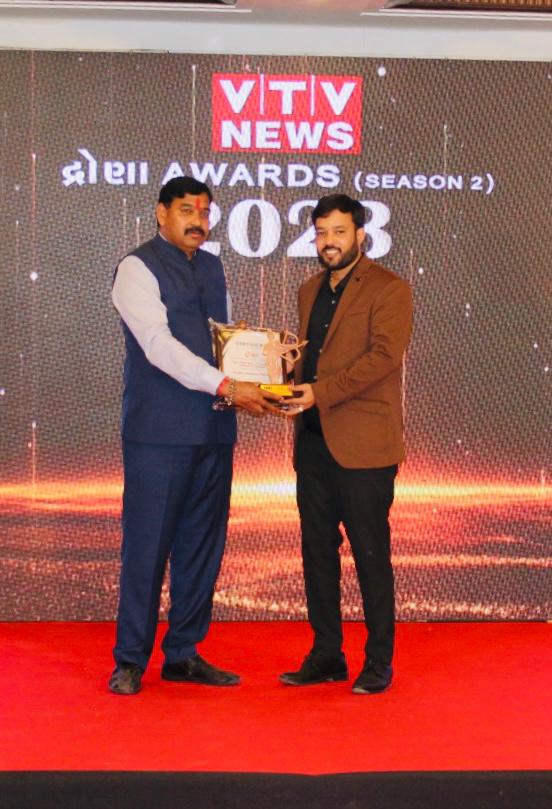Kushal Jain receiving the Drona Award 2023 from Gujarat's Education Minister